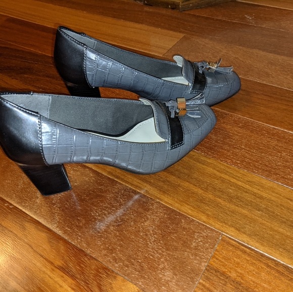 Anne Klein IFlex Gray Heels with Tassles - Picture 2 of 12